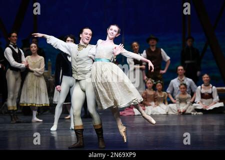 Hamburg, Deutschland. 09. Februar 2023. Jacopo Belussi (l) als „Graf Alexander“, Olivia Betteridge als „Prinzessin Claire“ und Ensemble-Tanz während einer Fotoprobe von John Neumeiers Ballett „Illusions - Like Swan Lake“ auf der Bühne der Staatsoper. Das Hamburger Ballett feiert am 11. Februar die Wiederbelebung von John Neumeiers Ballettklassiker. Dies ist die fünfte Wiederbelebung des Stücks seit seiner Premiere im Jahr 1976. Kredit: Christian Charisius/dpa/Alamy Live News Stockfoto