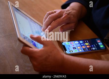 Stuttgart, Deutschland. 09. Februar 2023. ABBILDUNG – Eine Frau tippt eine E-Mail auf einem iPad (Pose Scene). Am 10. Februar kündigt der datenschutzbeauftragte des Landes Baden-Württemberg seinen Tätigkeitsbericht zum Datenschutz 2022 an. Kredit: Bernd Weißbrod/dpa/Alamy Live News Stockfoto