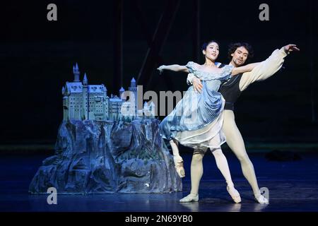 Hamburg, Deutschland. 09. Februar 2023. Alexandr Trusch (r) als „König“ und Madoka Sugai als „Prinzessin Natalia“ tanzen während einer Fotoprobe von John Neumeiers Ballett „Illusionen - Like Swan Lake“ auf der Bühne der Staatsoper. Das Hamburger Ballett feiert am 11. Februar die Wiederbelebung von John Neumeiers Ballettklassiker. Dies ist die fünfte Wiederbelebung des Stücks seit seiner Premiere im Jahr 1976. Kredit: Christian Charisius/dpa/Alamy Live News Stockfoto