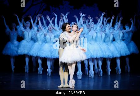 Hamburg, Deutschland. 09. Februar 2023. Alexandr Trusch (l) als „König“, Alina Cojocaru als „Prinzessin Odette“ und Ensemble-Tanz während einer Fotoprobe von John Neumeiers Ballett „Illusions - Like Swan Lake“ auf der Bühne der Staatsoper. Das Hamburger Ballett feiert am 11. Februar die Wiederbelebung von John Neumeiers Ballettklassiker. Dies ist die fünfte Wiederbelebung des Stücks seit seiner Premiere im Jahr 1976. Kredit: Christian Charisius/dpa/Alamy Live News Stockfoto