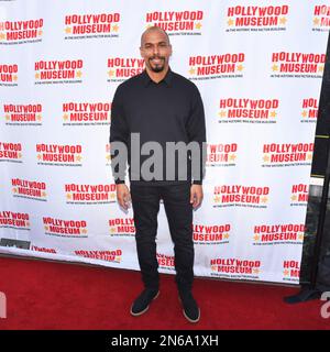 Bryton James besucht das Hollywood Museum und salutiert Kate Linder. Stockfoto