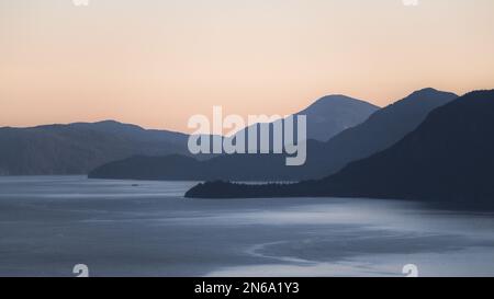 Bergschichten bei Sonnenuntergang Stockfoto