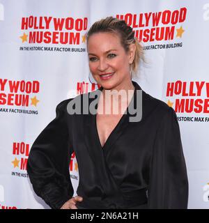 Sharon Case besucht das Hollywood Museum und salutiert Kate Linder. Stockfoto