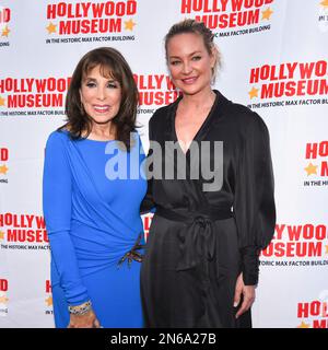 Kate Linder, Sharon Case besucht das Hollywood Museum und salutiert Kate Linder. Stockfoto