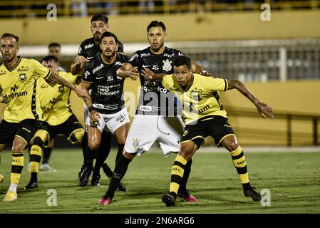 Sao Paulo, Sao Paulo, Brasilien. 9. Februar 2023. (SPO) das Sao Bernardo do Campo Team schlägt die Corinthianer bei der Paulista Championship. 9. Februar 2023. Brasilien, Sao Paulo, Sao Bernardo do Campo: Spiel zwischen Sao Bernardo FC und Corinthians, gültig für die 7. Runde der Paulista Football Championship, Paulistao 2023, die im Estadio Municipal 1Ã‚Âº de Maio in Sao Bernardo do do Campo stattfindet. Campo - SP, am Donnerstag, den 9. Februar 2023. Das Sao Bernardo do Campo Team gewann mit 2 x 0 Punkten. Kredit: Ronaldo Barreto/Thenews2 (Kredit: © Ronaldo Barreto/TheNEWS2 via ZUMA Press Wire) E Stockfoto