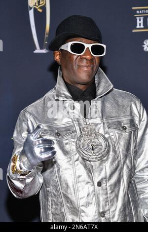 Phoenix, USA. 09. Februar 2023. Flavor Flav läuft am 9. Februar 2023 auf dem roten Teppich bei den NFL Honors in der Symphony Hall im Phoenix Convention Center in Phoenix, Arizona. Der Super Bowl LVII findet am Sonntag, den 12. Februar 2023 zwischen den Kansas City Chiefs und den Philadelphia Eagles statt. (Foto: Anthony Behar/Sipa USA) Guthaben: SIPA USA/Alamy Live News Stockfoto