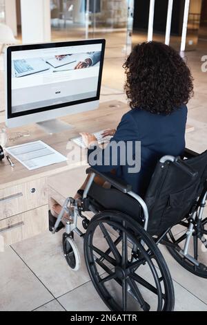 Geschäftsfrau, Rollstuhl und Behinderung eines Datenbankadministrators, der an einem Computer arbeitet. Büro, behinderte Mitarbeiter zurück und Lesen von Website-Daten Stockfoto