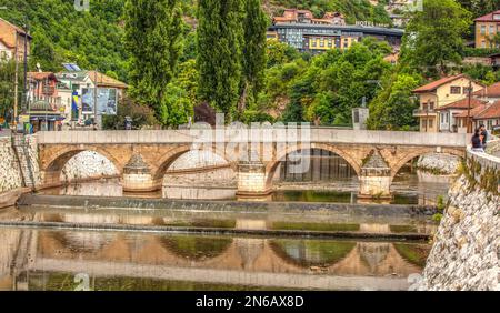 Sarajewo, Bosnien und Herzegowina - 16. JULI 2021: Sarajewo Stadt. Die alte Steinbrücke am Miljacka River in Sarajevo Stockfoto