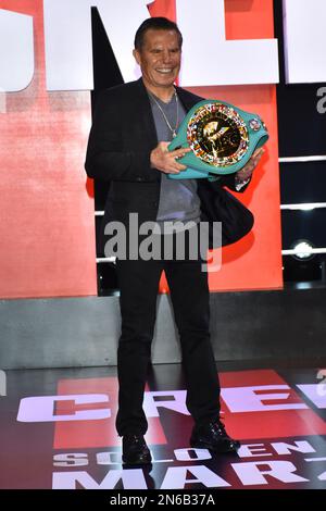 9. Februar 2023, Mexiko-Stadt, Mexiko: Ehemaliger Boxer Julio Cesar Chavez besucht Creed III Red Carpet Film Premier an der Cinepolis Plaza Universidad. Am 9. Februar 2023 in Mexico City, Mexiko. (Foto: Carlos Tischler/Eyepix Group) Stockfoto