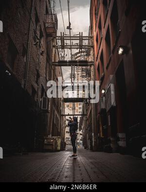 Ein Mädchen fotografiert in der Gasse Stockfoto