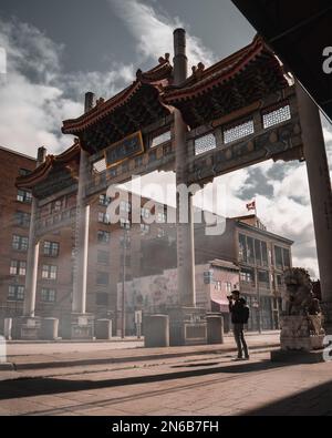 Ein Mann, der unter dem Millennium-Tor in vancouver steht Stockfoto