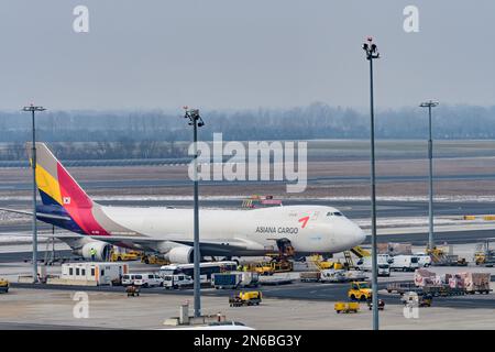 schwechat, österreich, 09. februar 2023, HL7419 Asiana Airlines Boeing 747-400F am internationalen Flughafen wien Stockfoto