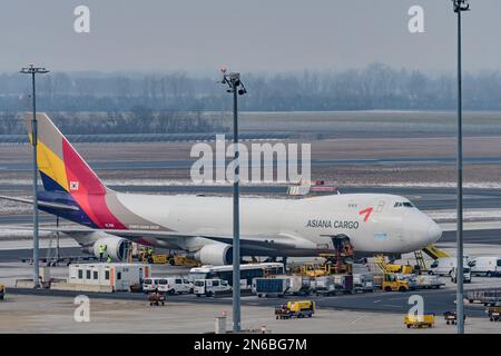 schwechat, österreich, 09. februar 2023, HL7419 Asiana Airlines Boeing 747-400F am internationalen Flughafen wien Stockfoto