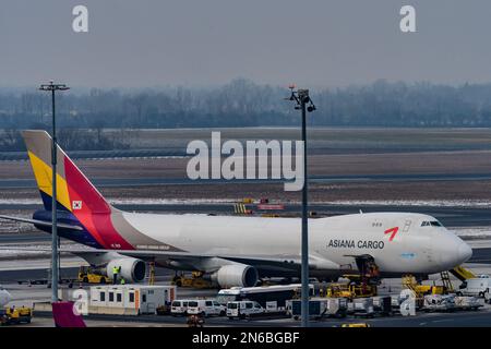 schwechat, österreich, 09. februar 2023, HL7419 Asiana Airlines Boeing 747-400F am internationalen Flughafen wien Stockfoto