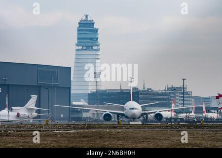 schwechat, österreich, 09. februar 2023, Frachtflugzeuge am internationalen Flughafen wien Stockfoto