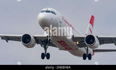 schwechat, österreich, 09. februar 2023, OE-LBS Austrian Airlines Airbus A320-200 landet am internationalen Flughafen wien Stockfoto