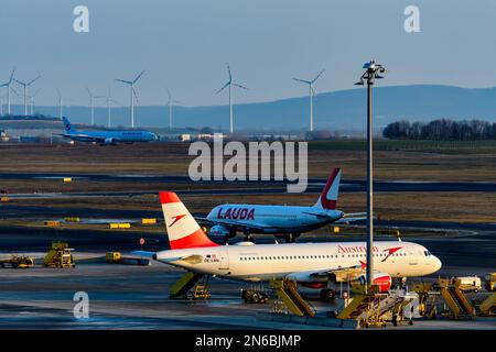 schwechat, österreich, 09. februar 2023, österreichische, koreanische und lauda-Flugzeuge am internationalen Flughafen wien Stockfoto