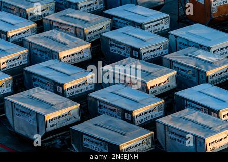 schwechat, österreich, 09. februar 2023, Gepäckwagen am internationalen Flughafen wien Stockfoto