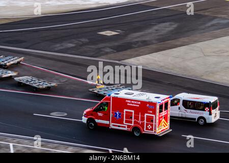 schwechat, österreich, 09. februar 2023, Krankenwagen am internationalen Flughafen wien Stockfoto