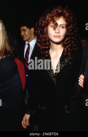 Julia Roberts bei der Steel Magnolias Premiere am 9. November 1989 im Cineplex Odeon Century Plaza Cinemas in Century City, Kalifornien Kredit: Ralph Dominguez/MediaPunch. Stockfoto