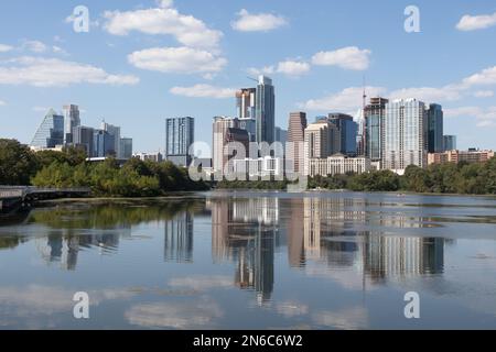 Die Skyline von Austin, Texas, vom Ladybird Lake aus gesehen Stockfoto