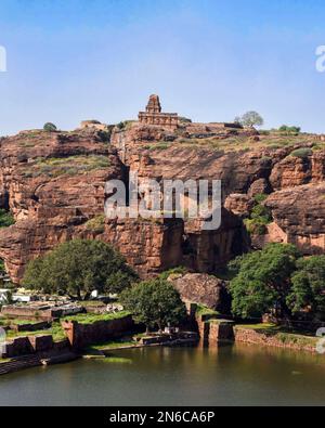 Blick auf das obere Shivalaya auf dem Gipfel der Festung Badami und den see agastya Stockfoto