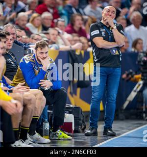 Kiel, Deutschland. 09. Februar 2023. Handball: Champions League, THW Kiel - KS Kielce, Group Phase, Gruppe B, Matchday 11, Wunderino Arena Kielce Torwart Andreas Wolff steht mit einem enttäuschten Gesicht auf der Ersatzbank, Kielce Coach Talant Dujshebaev steht auf der richtigen Seite. Credit: Sascha Klahn/dpa/Alamy Live News Stockfoto