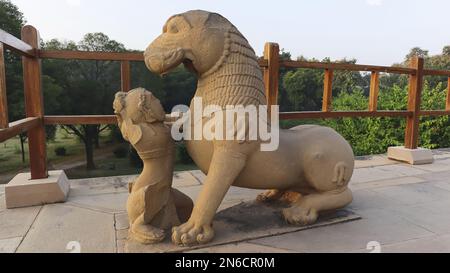 Geschnitzte Skulptur des Löwen und des Menschen vor dem Kandariya Mahadev Tempel, westliche Gruppe, Khajuraho, Madhya Pradesh, Indien, UNESCO-Weltkulturerbe Stockfoto