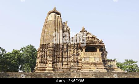 VAMANA-TEMPEL, South View, erbaut im 11. Jahrhundert, Eastern Group, Khajuraho, Madhya Pradesh, Indien, UNESCO-Weltkulturerbe. Stockfoto