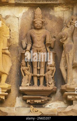 Gebrochene Skulptur von Lord Vishnu, Khajuraho, Madhya Pradesh, Indien. Stockfoto