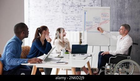 Person Mit Behinderung Bei Der Präsentation Im Bildungsmeeting Stockfoto