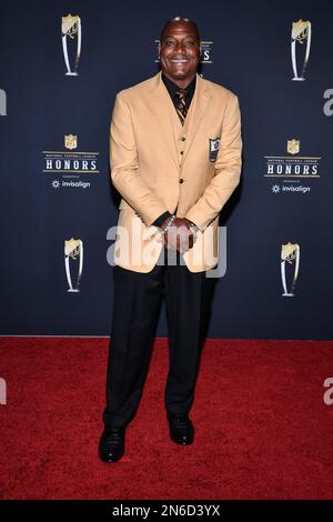 Phoenix, USA. 09. Februar 2023. Derrick Brooks läuft am 9. Februar 2023 auf dem roten Teppich bei NFL Honors in der Symphony Hall im Phoenix Convention Center in Phoenix, Arizona. Der Super Bowl LVII findet am Sonntag, den 12. Februar 2023 zwischen den Kansas City Chiefs und den Philadelphia Eagles statt. (Foto: Anthony Behar/Sipa USA) Guthaben: SIPA USA/Alamy Live News Stockfoto