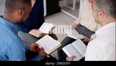 Eine Gruppe Multiethnischer Freunde, Die Zusammen Bibel Lesen Stockfoto
