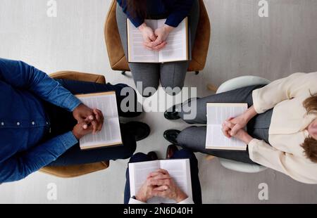 Eine Gruppe Multiethnischer Freunde, Die Zusammen Bibel Lesen Stockfoto