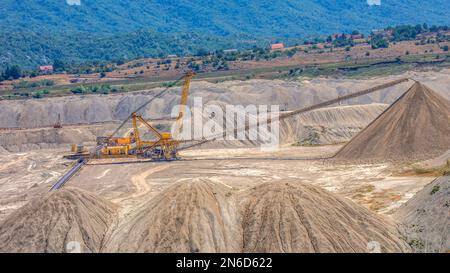 Die Gewinnung von Sand und Kies in einer Sandgrube mit Spezialmaschinen Stockfoto