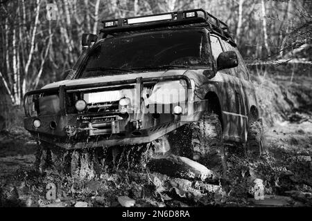 Off-Road-Sport-Truck zwischen den Bergen Landschaft. Track auf Schlamm. Geländewagen. Safari. Beste Geländefahrzeuge. Jeep zerquetscht in ein Paddel und abgeholt Stockfoto