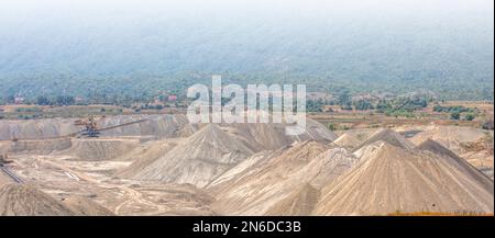 Die Gewinnung von Sand und Kies in einer Sandgrube mit Spezialmaschinen Stockfoto