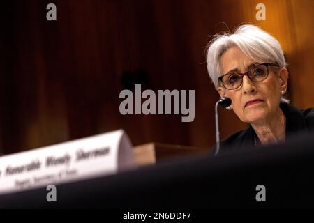 Stellvertretende Außenministerin Wendy Sherman spricht während einer Anhörung des Ausschusses für Auswärtige Beziehungen des Senats, um die US-chinesische Politik im Zeitalter des strategischen Wettbewerbs in Washington, DC, USA, zu untersuchen, Donnerstag, 9. Februar, 2023. Foto: Julia Nikhinson/CNP/ABACAPRESS.COM Stockfoto