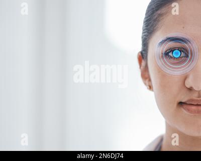 Cybersicherheit, Augenscan und Porträt einer Frau bei der Arbeit auf Gesichtserkennung und Identität. Digital, Modell und Gesicht eines Mitarbeiters mit Netzhaut Stockfoto