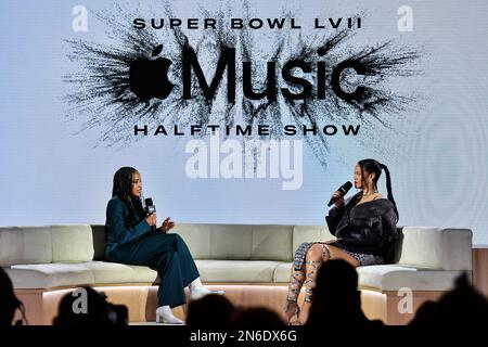 Nadeska Alexis, Apple Music, spricht mit Rihanna während der Super Bowl LVII Apple Music Halftime Show Pressekonferenz im Phoenix Convention Center. Foto: Donnerstag, 9. Februar 2023. Der Super Bowl LVII findet am Sonntag, den 12. Februar 2023 zwischen den Kansas City Chiefs und den Philadelphia Eagles statt. Stockfoto