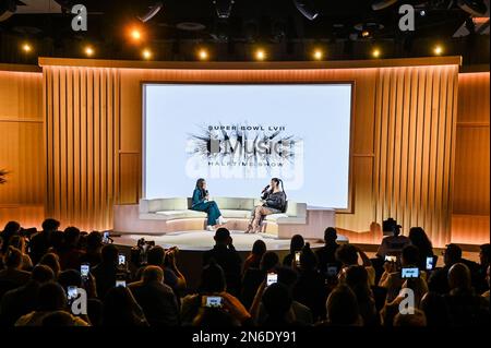 Nadeska Alexis, Apple Music, spricht mit Rihanna während der Super Bowl LVII Apple Music Halftime Show Pressekonferenz im Phoenix Convention Center. Foto: Donnerstag, 9. Februar 2023. Der Super Bowl LVII findet am Sonntag, den 12. Februar 2023 zwischen den Kansas City Chiefs und den Philadelphia Eagles statt. Stockfoto