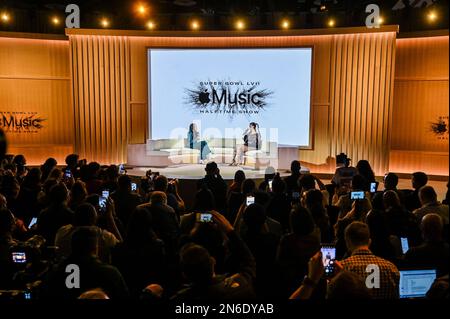 Nadeska Alexis, Apple Music, spricht mit Rihanna während der Super Bowl LVII Apple Music Halftime Show Pressekonferenz im Phoenix Convention Center. Foto: Donnerstag, 9. Februar 2023. Der Super Bowl LVII findet am Sonntag, den 12. Februar 2023 zwischen den Kansas City Chiefs und den Philadelphia Eagles statt. Stockfoto