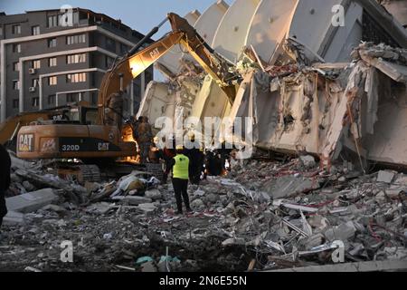 Antakya, Türkei. 09. Februar 2023. Helfer suchen im Stadtzentrum von Hatay nach Überlebenden. Kredit: Anne Pollmann/dpa/Alamy Live News Stockfoto