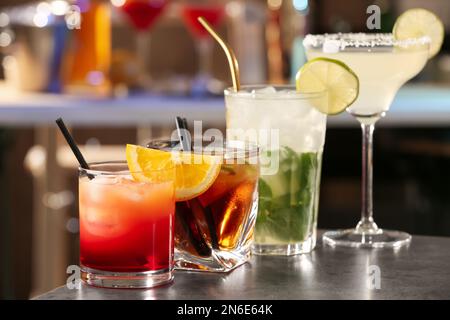 Verschiedene leckere Cocktails auf grauem Tisch in der Bar Stockfoto