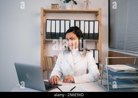 Ernst gemeinte Ärztin im Telemedizinkonzept. Videogespräch-, Patienten- und Arztgespräch-Konzept. Speicherplatz kopieren Stockfoto