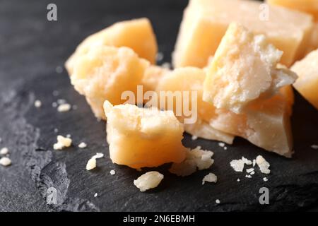 Stücke köstlichen Parmesankäses auf Schieferteller, Nahaufnahme Stockfoto