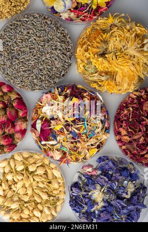 Eine Nahaufnahme von natürlichen getrockneten essbaren und gepressten Blumen Stockfoto