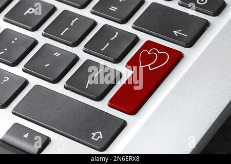 Liebesknopf auf der Laptop-Tastatur, Nahaufnahme. Online-Dating-Website Stockfoto