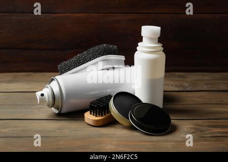 Komposition mit Schuhpflegezubehör auf Holztisch Stockfoto