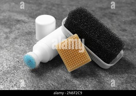 Komposition mit Schuhpflegezubehör auf grauem Hintergrund, Nahaufnahme Stockfoto